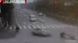 VIDEO Un chinez a lovit  trei oameni in trei locatii diferite
