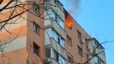 Explozie de proporţii într-un bloc din Capitală! Un tânăr a fost transportat de urgenţă la spital