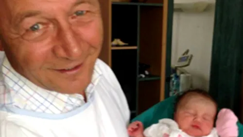 Traian Băsescu, mândru de nepoţica sa! Preşedintele a fost fotografiat în timp ce o ţine pe micuţă în braţe: De vorbă cu bunicul
