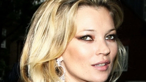 Nu ai zice ca e unul din supermodelele lumii. Kate Moss, imagine de cosmar fara machiaj. Presa din Marea Britanie: "E beata"