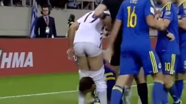 VIDEO. Ups, EROARE! Edin Dzeko şi-a dezbrăcat un adversar în mijlocul terenului de fotbal