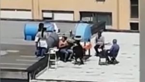 E jale mare în Italia, dar… Poliția a oprit din elicopter o petrecere cu grătar chiar pe terasa unui bloc VIDEO