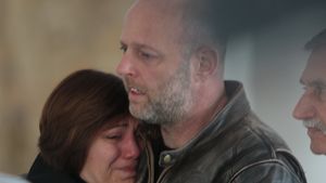 Imaginile durerii de la priveghiul maestrului MIRCEA ALBULESCU! Fiul şi nora actorului nu-şi pot stăpâni lacrimile