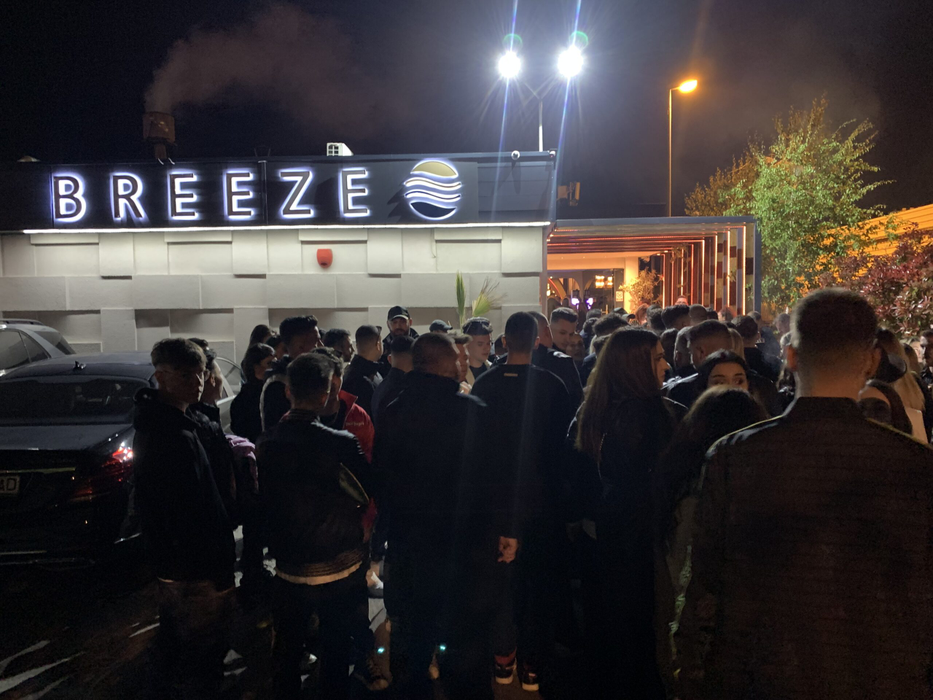 Puhoiul de petrecăreți a dat năvală la Breeze pentru "after-party" (Foto: CANCAN.RO)
