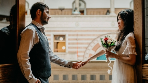 Final fericit în telenovela cu fata din Singapore și olteanul din Vulturești. "După cinci de ani de luptă..."