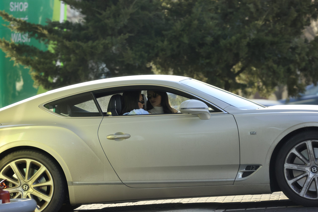 "Surorile Opticris" și-au "răsfățat" Bentley-ul în benzinărie (Foto: CANCAN.RO)