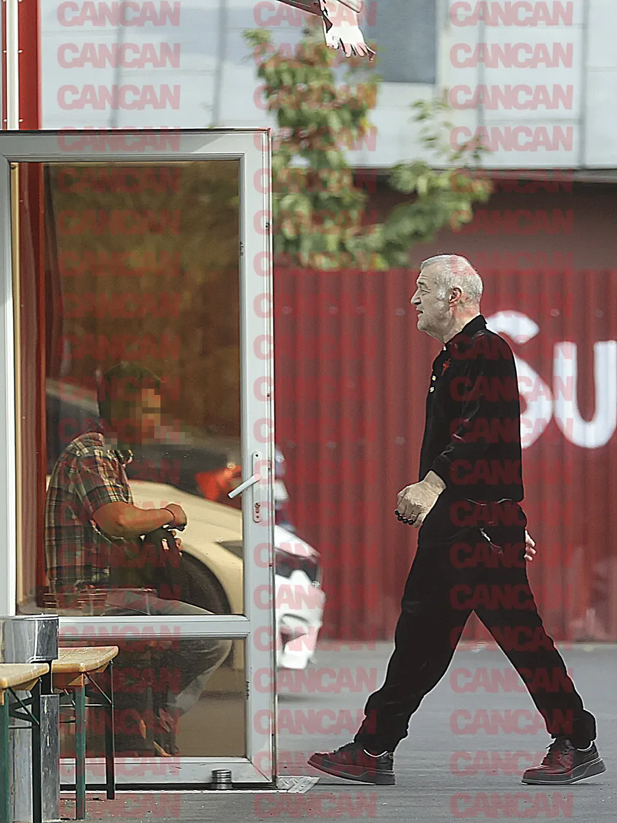 Gigi Becali intră în sala de așteptare a spălătoriei