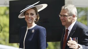 Cu cât se închiriază avionul privat cu care călătorește Kate Middleton, de fapt. Ce pune la dispoziție aeronava Embraer Legacy 600