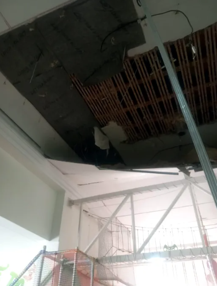 Primele imagini cu locul de joacă peste care a căzut un TAVAN