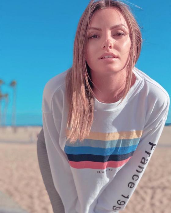 Alexandra Stan și-a pozat zonele intime de la mică distanță, iar fanii „și-au lipit” ochii de ecranele telefoanelor