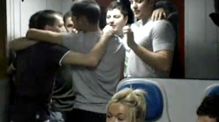 VIDEO Super tare! Asta era atmosfera in "trenul groazei"! Smecherii astia s-au distrat pe muzica populara de petrecere 60 de ore inzapeziti in mijlocul pustietatii