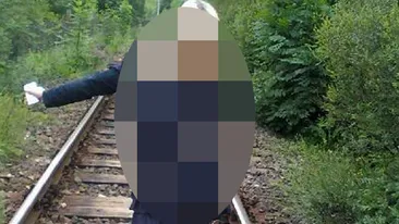 Asta este cea mai penibila fotografie din istoria Romaniei! Si-a facut poza in timp ce facea ASTA pe calea ferata
