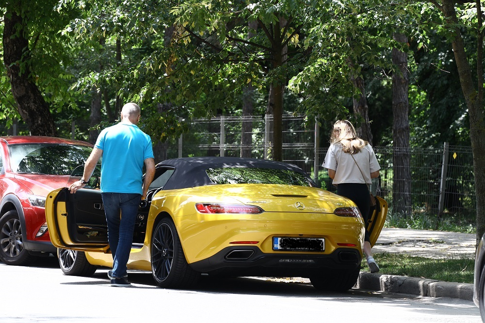 Simona Halep și șoferul ei, în timp ce urcau în mașina de 200.000 de euro