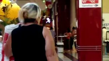 Romania, te iubesc! O pensionara si-a cumparat un LCD urias din supermarket si il duce acasa cu un carucior de piata - Video demential cu ea tragand de televizor