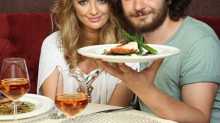Florin Dumitrescu, cel mai tanar jurat de la MasterChef, si-a cunoscut iubita la o degustare de melci! Vezi ce spune despre desertul pe care l-a creat special pentru ea