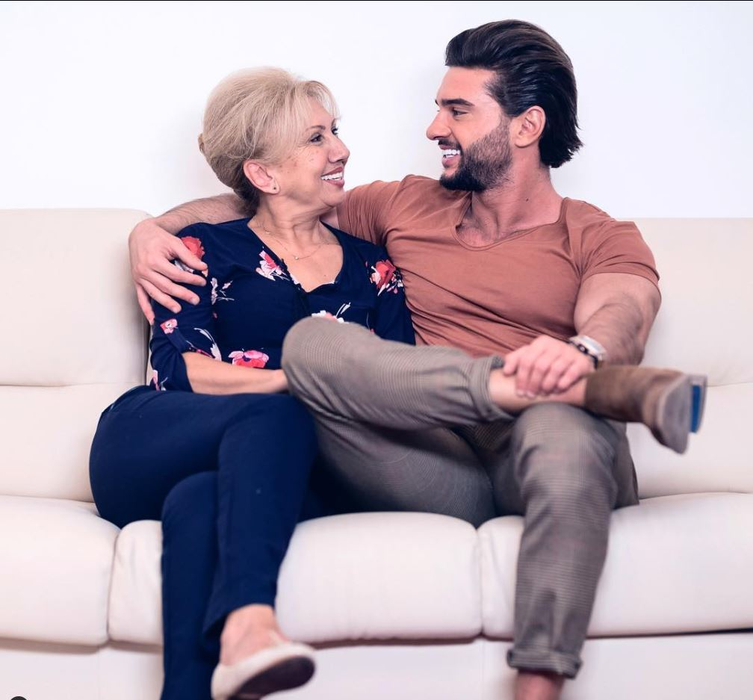 Dorian Popa, alături de mama sa (Foto: Instagram)