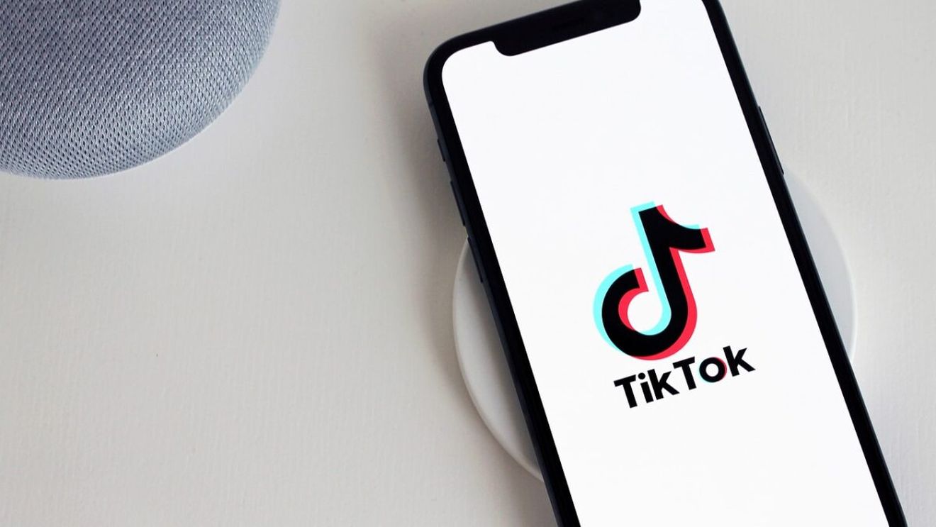De ce recomandă SRI interzicerea TikTok-ului în România. Riscurile la care se supun utilizatorii