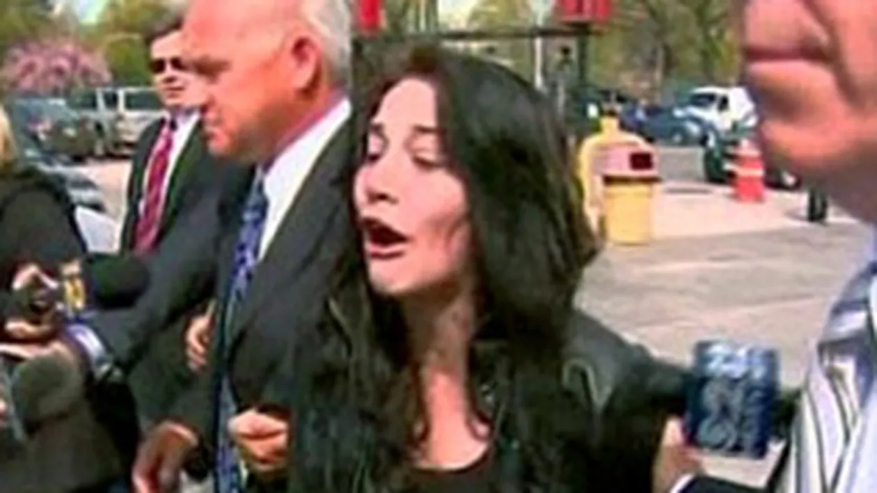 VIDEO O adolescenta a omorat pe loc o femeie care tundea peluza si a intrat apoi cu camioneta in casa femeii!