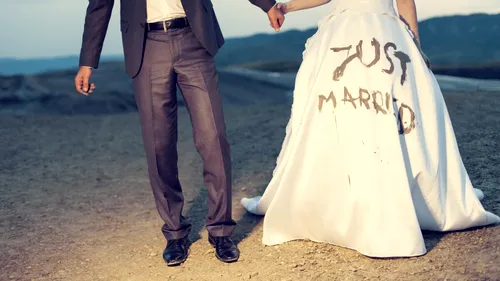 De necrezut! Ce a pățit o femeie din București care a postat pe Facebook că își caută nași de nuntă