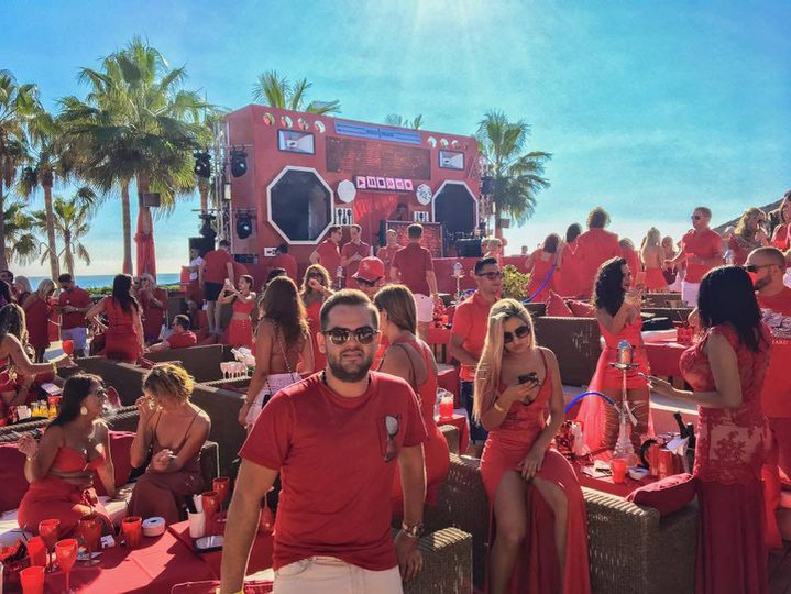 Regele păcănelelor, party la Nikki Beach, în Marbella