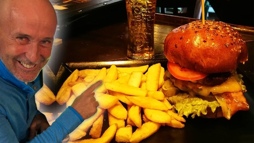 Ce sumă de bani trebuie să scoți din buzunar pentru un burger cu cartofi prăjiți, în restaurantul lui Mugur Mihăescu din Centrul Vechi