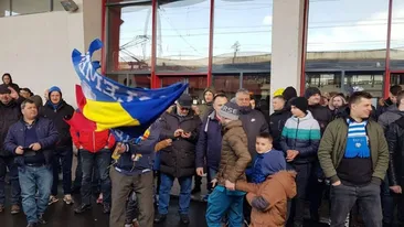 Universitatea Craiova a plecat spre Bucureşti. Fotbaliștii Științei au făcut spectacol în gară