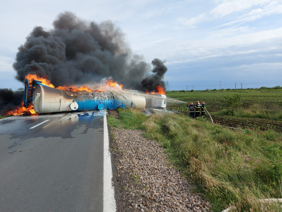O cisternă cu motorină s-a răsturnat pe DN 21A și a luat foc. Traficul este blocat în totalitate, iar șoferul a scăpat doar printr-o minune