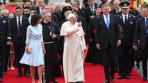 Președintele Klaus Iohannis, către Papa Francisc: "Este o mare plăcere să vă avem pe pământ românesc!"
