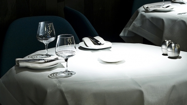 Un BĂRBAT s-a ÎMBOGĂŢIT după ce şi-a scos IUBITA la RESTAURANT. Ce a găsit în FARFURIE FOTO