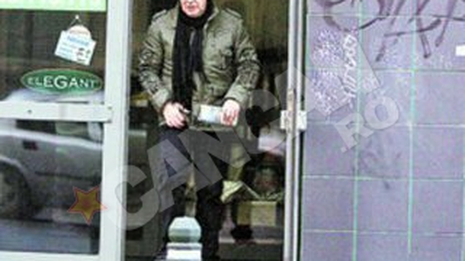 Cotabita vrea sa doarma in puf de gasca
