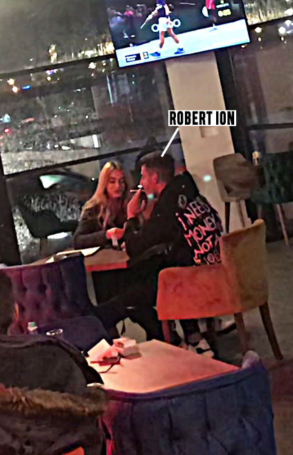 Robert Ion, alături de o blondă, la cafenea