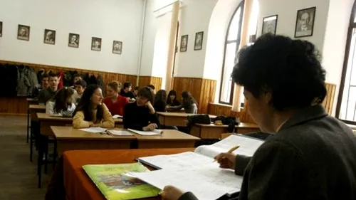 Panică într-un liceu din Arad! Catedra din clasă a explodat pur şi simplu! Elevii vinovaţi riscă sancţiuni