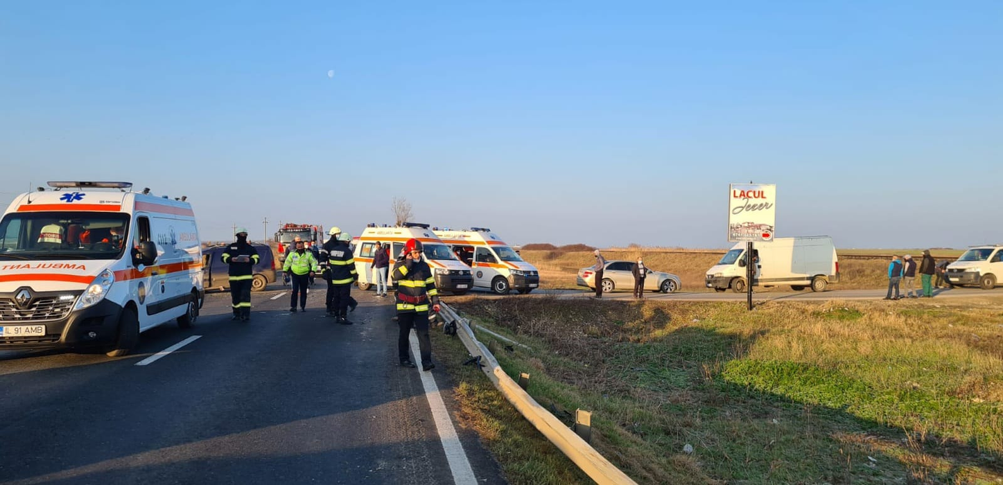 8 oameni și-au văzut moartea cu ochii, după ce mașinile în care erau au fost implicate în două accidente pe un drum din Ialomița, Unul dintre autoturisme s-a răsturnat pe câmp