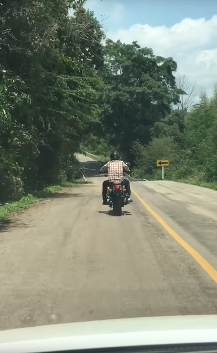 Acest motociclist a fost atacat de către un şarpe care parcă „zboară“ spre el, iar imaginile au devenit virale instant!