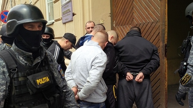 Ce a făcut un polițist în momentul în care s-a întâlnit cu mai mulți interlopi. S-a dus la bar și... “Pentru cel care înjură!”