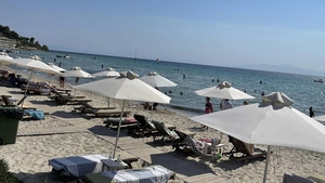 Suma uriașă pe care Mihaela din Buftea a plătit-o pentru două șezlonguri, pe o plajă din Grecia. "Atât dau eu pe toată cazarea"