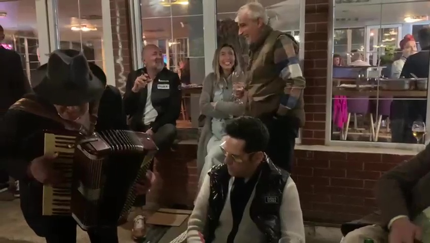 Ștefan Bănică Jr. alături de prieteni.