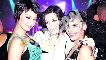 A purtat o peruca bruneta pentru a se confunda cu sarbatorita. Roxana Ionescu, sosia Andreei Popescu