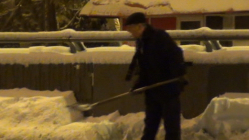 O sa iti planga sufletul cand vei vedea ce face acest batranel! Cu ce le-a dat fostul profesor universitar clasa tuturor! VIDEO