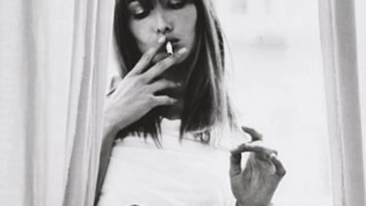 Inca un atac dur al ziarului Kayhan la adresa Carlei Bruni: Merita sa moara.