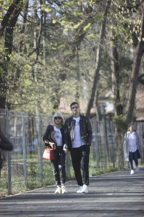 Elena Udrea și Adrian Alexandrov, la plimbare, de mână, prin parcul Herăstrău (Foto: CANCAN.RO)