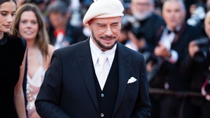 John Travolta, de nerecunoscut la Cannes 2026. Noul look al artistului a făcut valuri pe internet