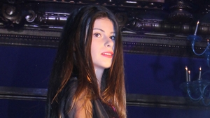 Fiica Ritei Muresan si-a ajutat mama sa prezinte noua colectie de costume de baie! La final, a asteptat-o iubitul cu flori
