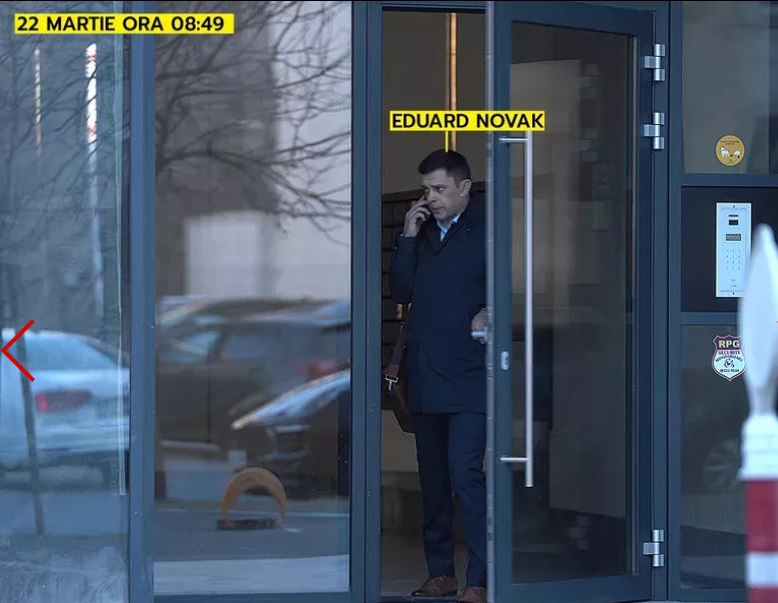 Și Eduard Novak pleacă din apartament tot dimineața, la scurt timp după consilieră (Foto: CANCAN.RO)