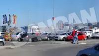 O maşină a luat foc în parcarea unui centru comercial din Capitală! Trei autospeciale de pompieri au intervenit