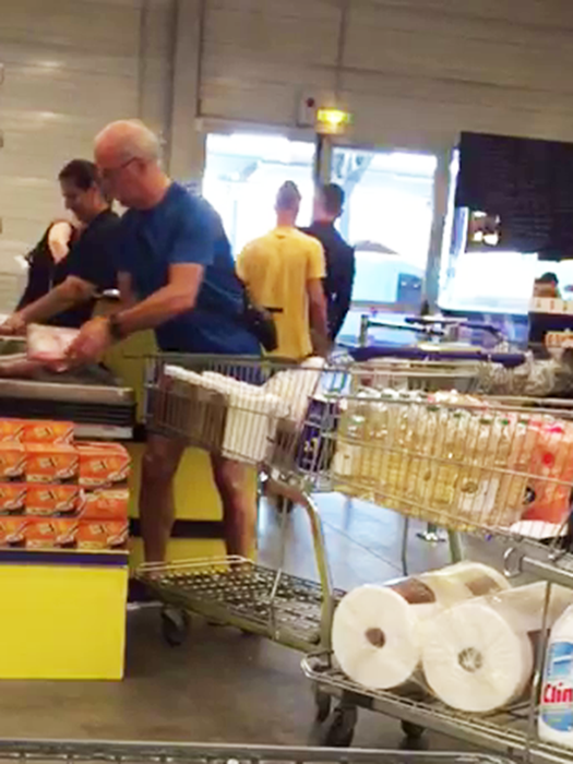 Octavian Bellu a făcut gimnastică la shopping