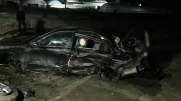 Un tânăr din Dâmbovița a gonit cu o mașină cu numere false, a intrat într-un cap de pod și și-a băgat prietenii în spital