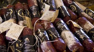 O femeie din Iași a furat salamul din supermarket băgându-l sub fustă