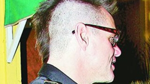 Si-a facut creasta de punkist