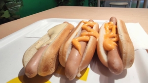 Cât a plătit un bucureștean pentru trei hotdogi la IKEA. Prețul este surprinzător